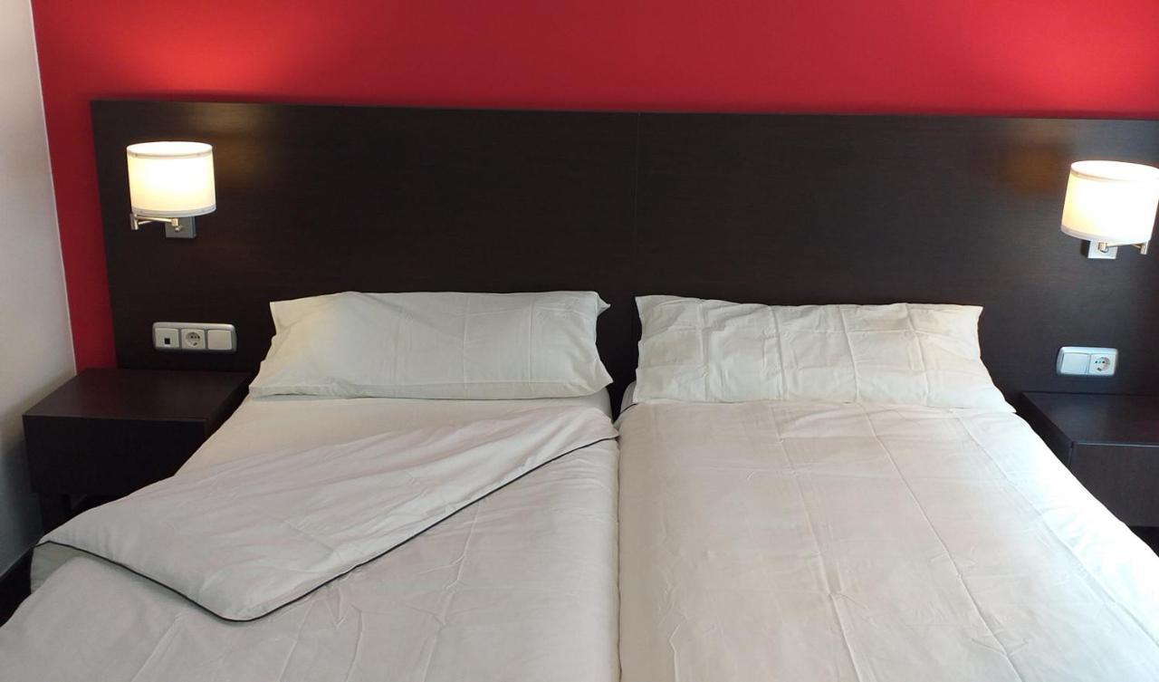 Hostal Meson De Paco Carinena Bagian luar foto