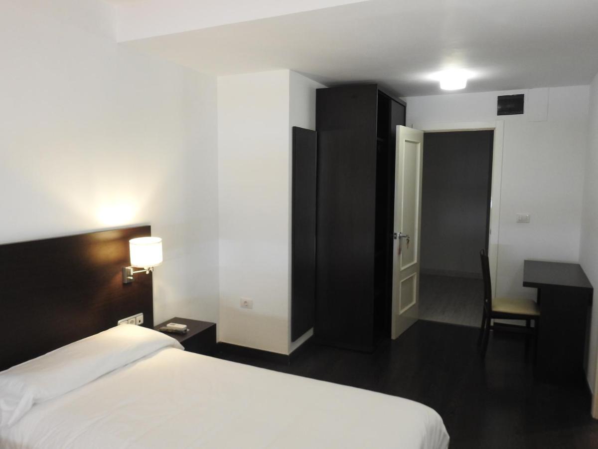 Hostal Meson De Paco Carinena Bagian luar foto