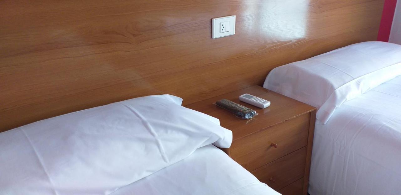 Hostal Meson De Paco Carinena Bagian luar foto