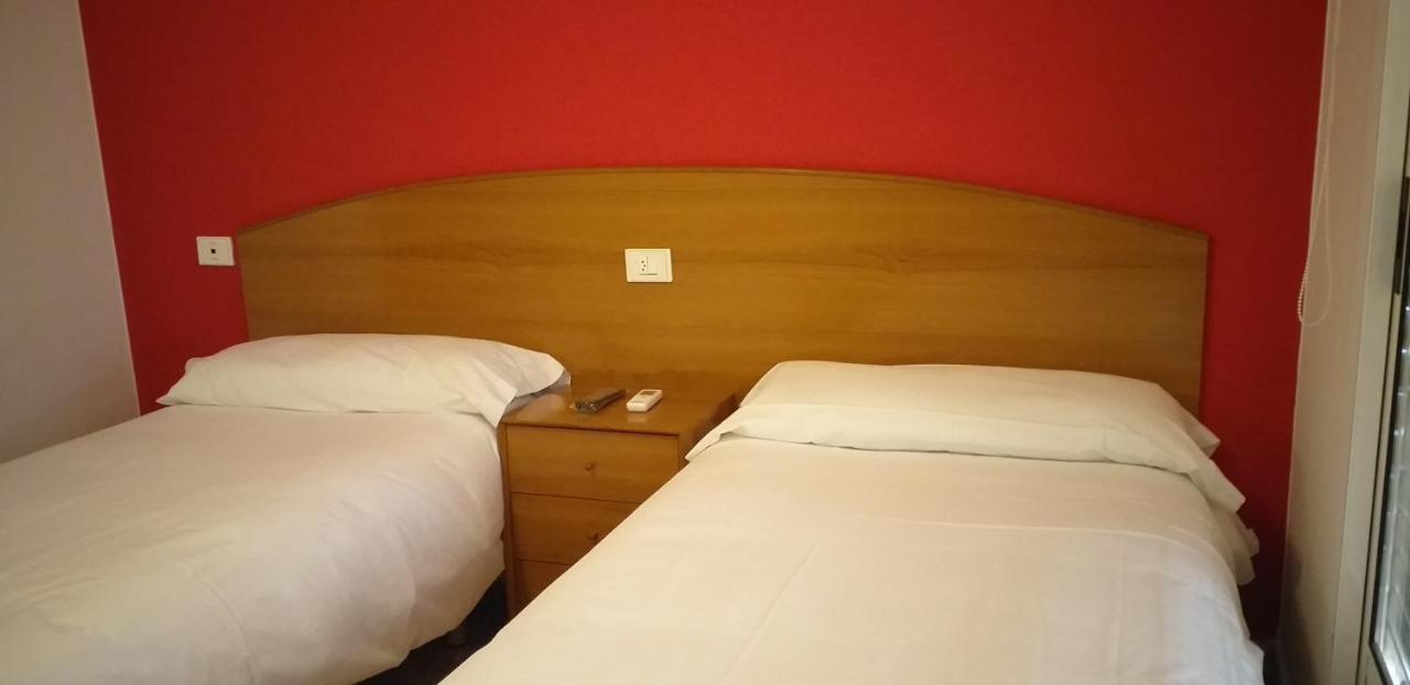 Hostal Meson De Paco Carinena Bagian luar foto