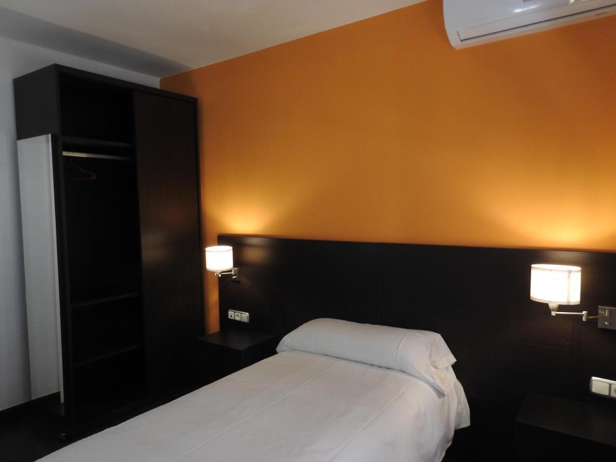 Hostal Meson De Paco Carinena Bagian luar foto